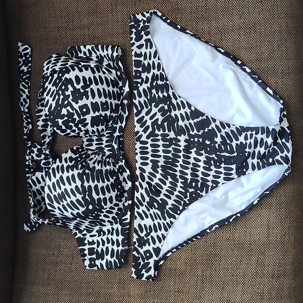 Black& White patterned bikini Old Navy XL